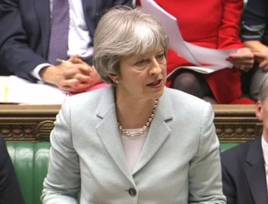 Κρίσιμες ώρες στην Βρετανία - Η Τ.Μέι στο κοινοβούλιο: «Επιλέξτε το εθνικό συμφέρον»